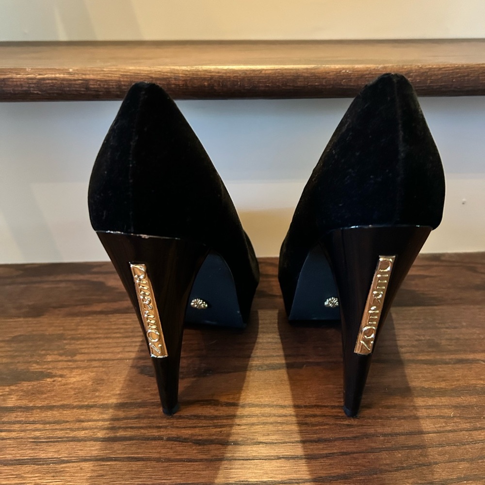 Dereon black suede 5 inch heels. Like new condition.